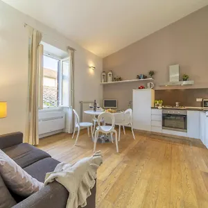 Bright Santa Croce Apartment Florenz